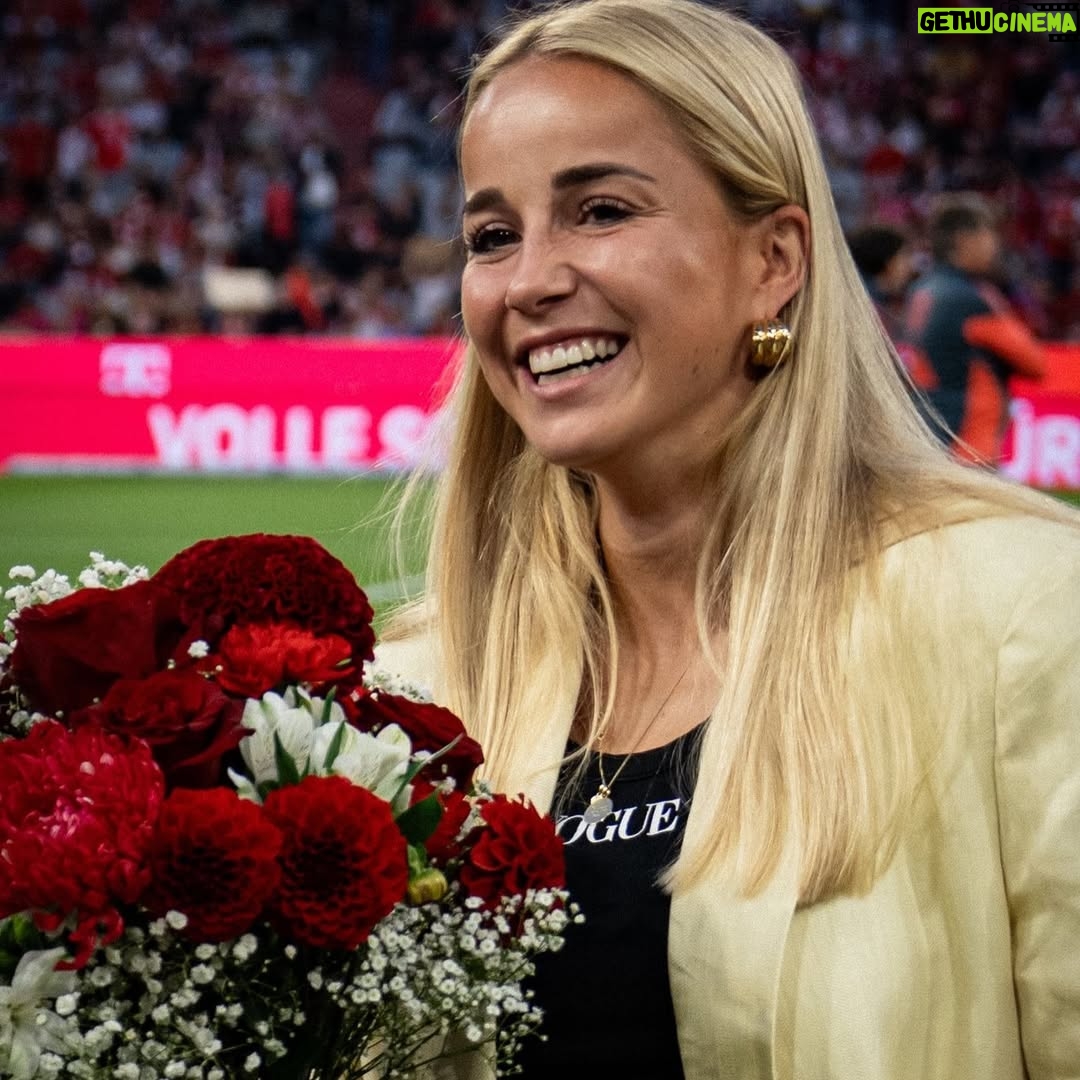 Giulia Gwinn - 92.4K Likes - Danke! ❤️🤍 @fcbayern & @fcbfrauen 

😍🥇🎩 @stanwaygeorgia