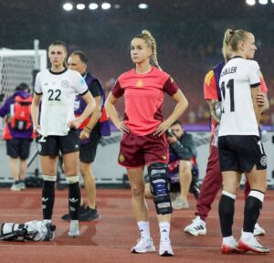 Giulia Gwinn Instagram - Es fällt mir immer noch schwer, die richtigen Worte zu finden. Manchmal muss man erst fühlen, bevor man Dinge in Worte fassen kann.
Das Aus im Halbfinale tut weh. Richtig weh.
Weil ich weiß, wie viel Herz in jedem einzelnen Spiel gesteckt hat.
Wie viel jede Einzelne von uns gegeben hat.
Wie viel dieses Team verdient gehabt hätte.

Ich stand ab dem ersten Spiel draußen &
konnte nicht selbst auf dem Platz eingreifen, 
aber ich habe alles gesehen.
Ein Team, das sich füreinander zerreißt.
Das sich nach jedem Rückschlag wieder aufrichtet.
Das die eigenen Grenzen immer wieder verschiebt.
Für die neben sich & für das große Ganze.
Ich habe gesehen, was es heißt, ein echtes WIR zu leben. ❤️

Und auch wenn wir für all das nicht mit einem Finale belohnt wurden….
Das, was wir als Team aufgebaut haben, ist größer als ein Ergebnis. Das ist das perfekte Fundament für die kommenden Jahre! 

Ich bin so stolz, ein Teil davon zu sein.
So dankbar, dieses Miteinander erlebt zu haben.
Diese Energie.
Diesen Zusammenhalt.
Das war besonders.
Und das wird bleiben & trägt uns weiter. 🖤❤️💛

Um es in Wolfgang Petrys Worten zu sagen… wir kommen wieder und „Wir machen’s nochmal!“ ❤️‍🔥