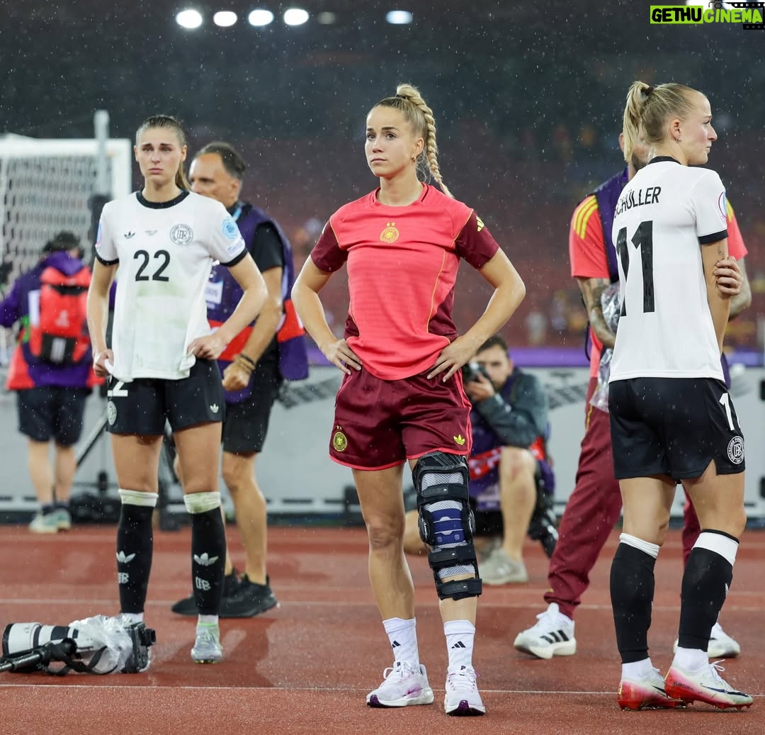 Giulia Gwinn - 128.3K Likes - Es fällt mir immer noch schwer, die richtigen Worte zu finden. Manchmal muss man erst fühlen, bevor man Dinge in Worte fassen kann.
Das Aus im Halbfinale tut weh. Richtig weh.
Weil ich weiß, wie viel Herz in jedem einzelnen Spiel gesteckt hat.
Wie viel jede Einzelne von uns gegeben hat.
Wie viel dieses Team verdient gehabt hätte.

Ich stand ab dem ersten Spiel draußen &
konnte nicht selbst auf dem Platz eingreifen, 
aber ich habe alles gesehen.
Ein Team, das sich füreinander zerreißt.
Das sich nach jedem Rückschlag wieder aufrichtet.
Das die eigenen Grenzen immer wieder verschiebt.
Für die neben sich & für das große Ganze.
Ich habe gesehen, was es heißt, ein echtes WIR zu leben. ❤️

Und auch wenn wir für all das nicht mit einem Finale belohnt wurden….
Das, was wir als Team aufgebaut haben, ist größer als ein Ergebnis. Das ist das perfekte Fundament für die kommenden Jahre! 

Ich bin so stolz, ein Teil davon zu sein.
So dankbar, dieses Miteinander erlebt zu haben.
Diese Energie.
Diesen Zusammenhalt.
Das war besonders.
Und das wird bleiben & trägt uns weiter. 🖤❤️💛

Um es in Wolfgang Petrys Worten zu sagen… wir kommen wieder und „Wir machen’s nochmal!“ ❤️‍🔥