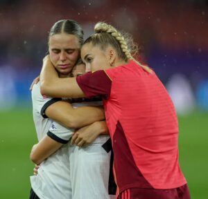 Giulia Gwinn Instagram - Es fällt mir immer noch schwer, die richtigen Worte zu finden. Manchmal muss man erst fühlen, bevor man Dinge in Worte fassen kann.
Das Aus im Halbfinale tut weh. Richtig weh.
Weil ich weiß, wie viel Herz in jedem einzelnen Spiel gesteckt hat.
Wie viel jede Einzelne von uns gegeben hat.
Wie viel dieses Team verdient gehabt hätte.

Ich stand ab dem ersten Spiel draußen &
konnte nicht selbst auf dem Platz eingreifen, 
aber ich habe alles gesehen.
Ein Team, das sich füreinander zerreißt.
Das sich nach jedem Rückschlag wieder aufrichtet.
Das die eigenen Grenzen immer wieder verschiebt.
Für die neben sich & für das große Ganze.
Ich habe gesehen, was es heißt, ein echtes WIR zu leben. ❤️

Und auch wenn wir für all das nicht mit einem Finale belohnt wurden….
Das, was wir als Team aufgebaut haben, ist größer als ein Ergebnis. Das ist das perfekte Fundament für die kommenden Jahre! 

Ich bin so stolz, ein Teil davon zu sein.
So dankbar, dieses Miteinander erlebt zu haben.
Diese Energie.
Diesen Zusammenhalt.
Das war besonders.
Und das wird bleiben & trägt uns weiter. 🖤❤️💛

Um es in Wolfgang Petrys Worten zu sagen… wir kommen wieder und „Wir machen’s nochmal!“ ❤️‍🔥