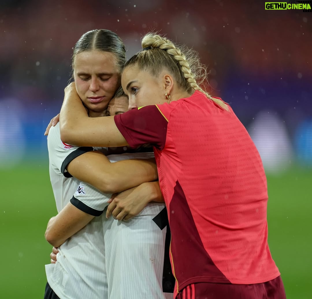 Giulia Gwinn - 128.3K Likes - Es fällt mir immer noch schwer, die richtigen Worte zu finden. Manchmal muss man erst fühlen, bevor man Dinge in Worte fassen kann.
Das Aus im Halbfinale tut weh. Richtig weh.
Weil ich weiß, wie viel Herz in jedem einzelnen Spiel gesteckt hat.
Wie viel jede Einzelne von uns gegeben hat.
Wie viel dieses Team verdient gehabt hätte.

Ich stand ab dem ersten Spiel draußen &
konnte nicht selbst auf dem Platz eingreifen, 
aber ich habe alles gesehen.
Ein Team, das sich füreinander zerreißt.
Das sich nach jedem Rückschlag wieder aufrichtet.
Das die eigenen Grenzen immer wieder verschiebt.
Für die neben sich & für das große Ganze.
Ich habe gesehen, was es heißt, ein echtes WIR zu leben. ❤️

Und auch wenn wir für all das nicht mit einem Finale belohnt wurden….
Das, was wir als Team aufgebaut haben, ist größer als ein Ergebnis. Das ist das perfekte Fundament für die kommenden Jahre! 

Ich bin so stolz, ein Teil davon zu sein.
So dankbar, dieses Miteinander erlebt zu haben.
Diese Energie.
Diesen Zusammenhalt.
Das war besonders.
Und das wird bleiben & trägt uns weiter. 🖤❤️💛

Um es in Wolfgang Petrys Worten zu sagen… wir kommen wieder und „Wir machen’s nochmal!“ ❤️‍🔥