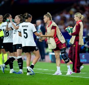 Giulia Gwinn Instagram - Es fällt mir immer noch schwer, die richtigen Worte zu finden. Manchmal muss man erst fühlen, bevor man Dinge in Worte fassen kann.
Das Aus im Halbfinale tut weh. Richtig weh.
Weil ich weiß, wie viel Herz in jedem einzelnen Spiel gesteckt hat.
Wie viel jede Einzelne von uns gegeben hat.
Wie viel dieses Team verdient gehabt hätte.

Ich stand ab dem ersten Spiel draußen &
konnte nicht selbst auf dem Platz eingreifen, 
aber ich habe alles gesehen.
Ein Team, das sich füreinander zerreißt.
Das sich nach jedem Rückschlag wieder aufrichtet.
Das die eigenen Grenzen immer wieder verschiebt.
Für die neben sich & für das große Ganze.
Ich habe gesehen, was es heißt, ein echtes WIR zu leben. ❤️

Und auch wenn wir für all das nicht mit einem Finale belohnt wurden….
Das, was wir als Team aufgebaut haben, ist größer als ein Ergebnis. Das ist das perfekte Fundament für die kommenden Jahre! 

Ich bin so stolz, ein Teil davon zu sein.
So dankbar, dieses Miteinander erlebt zu haben.
Diese Energie.
Diesen Zusammenhalt.
Das war besonders.
Und das wird bleiben & trägt uns weiter. 🖤❤️💛

Um es in Wolfgang Petrys Worten zu sagen… wir kommen wieder und „Wir machen’s nochmal!“ ❤️‍🔥