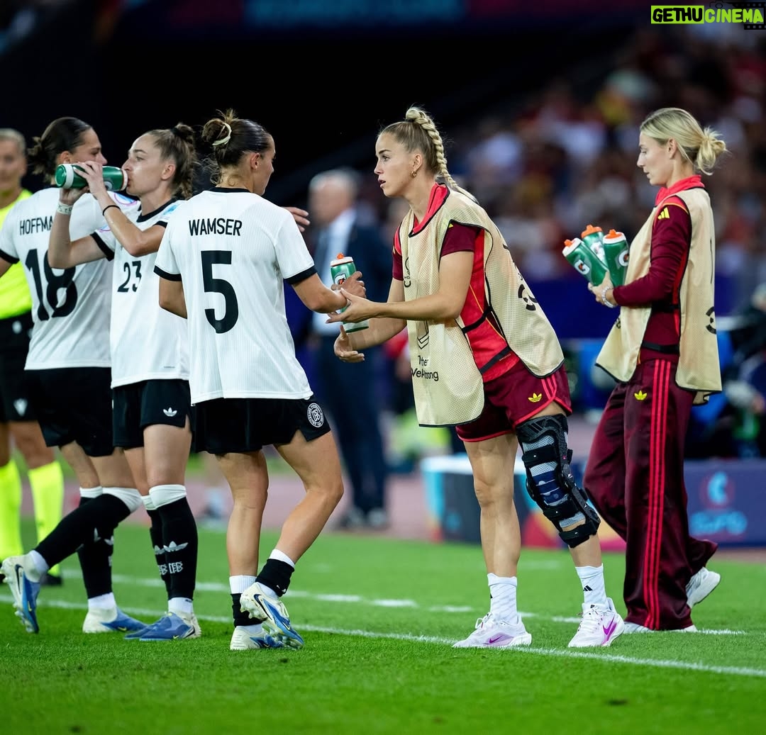 Giulia Gwinn - 128.3K Likes - Es fällt mir immer noch schwer, die richtigen Worte zu finden. Manchmal muss man erst fühlen, bevor man Dinge in Worte fassen kann.
Das Aus im Halbfinale tut weh. Richtig weh.
Weil ich weiß, wie viel Herz in jedem einzelnen Spiel gesteckt hat.
Wie viel jede Einzelne von uns gegeben hat.
Wie viel dieses Team verdient gehabt hätte.

Ich stand ab dem ersten Spiel draußen &
konnte nicht selbst auf dem Platz eingreifen, 
aber ich habe alles gesehen.
Ein Team, das sich füreinander zerreißt.
Das sich nach jedem Rückschlag wieder aufrichtet.
Das die eigenen Grenzen immer wieder verschiebt.
Für die neben sich & für das große Ganze.
Ich habe gesehen, was es heißt, ein echtes WIR zu leben. ❤️

Und auch wenn wir für all das nicht mit einem Finale belohnt wurden….
Das, was wir als Team aufgebaut haben, ist größer als ein Ergebnis. Das ist das perfekte Fundament für die kommenden Jahre! 

Ich bin so stolz, ein Teil davon zu sein.
So dankbar, dieses Miteinander erlebt zu haben.
Diese Energie.
Diesen Zusammenhalt.
Das war besonders.
Und das wird bleiben & trägt uns weiter. 🖤❤️💛

Um es in Wolfgang Petrys Worten zu sagen… wir kommen wieder und „Wir machen’s nochmal!“ ❤️‍🔥