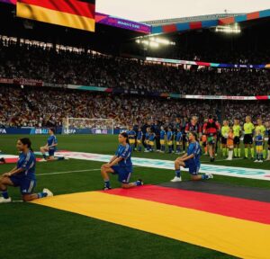 Giulia Gwinn Instagram - Es fällt mir immer noch schwer, die richtigen Worte zu finden. Manchmal muss man erst fühlen, bevor man Dinge in Worte fassen kann.
Das Aus im Halbfinale tut weh. Richtig weh.
Weil ich weiß, wie viel Herz in jedem einzelnen Spiel gesteckt hat.
Wie viel jede Einzelne von uns gegeben hat.
Wie viel dieses Team verdient gehabt hätte.

Ich stand ab dem ersten Spiel draußen &
konnte nicht selbst auf dem Platz eingreifen, 
aber ich habe alles gesehen.
Ein Team, das sich füreinander zerreißt.
Das sich nach jedem Rückschlag wieder aufrichtet.
Das die eigenen Grenzen immer wieder verschiebt.
Für die neben sich & für das große Ganze.
Ich habe gesehen, was es heißt, ein echtes WIR zu leben. ❤️

Und auch wenn wir für all das nicht mit einem Finale belohnt wurden….
Das, was wir als Team aufgebaut haben, ist größer als ein Ergebnis. Das ist das perfekte Fundament für die kommenden Jahre! 

Ich bin so stolz, ein Teil davon zu sein.
So dankbar, dieses Miteinander erlebt zu haben.
Diese Energie.
Diesen Zusammenhalt.
Das war besonders.
Und das wird bleiben & trägt uns weiter. 🖤❤️💛

Um es in Wolfgang Petrys Worten zu sagen… wir kommen wieder und „Wir machen’s nochmal!“ ❤️‍🔥
