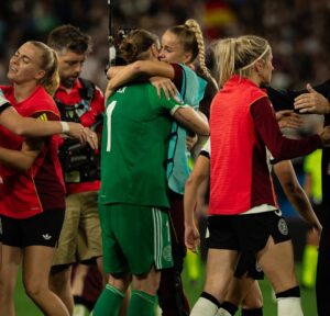 Giulia Gwinn Instagram - Es fällt mir immer noch schwer, die richtigen Worte zu finden. Manchmal muss man erst fühlen, bevor man Dinge in Worte fassen kann.
Das Aus im Halbfinale tut weh. Richtig weh.
Weil ich weiß, wie viel Herz in jedem einzelnen Spiel gesteckt hat.
Wie viel jede Einzelne von uns gegeben hat.
Wie viel dieses Team verdient gehabt hätte.

Ich stand ab dem ersten Spiel draußen &
konnte nicht selbst auf dem Platz eingreifen, 
aber ich habe alles gesehen.
Ein Team, das sich füreinander zerreißt.
Das sich nach jedem Rückschlag wieder aufrichtet.
Das die eigenen Grenzen immer wieder verschiebt.
Für die neben sich & für das große Ganze.
Ich habe gesehen, was es heißt, ein echtes WIR zu leben. ❤️

Und auch wenn wir für all das nicht mit einem Finale belohnt wurden….
Das, was wir als Team aufgebaut haben, ist größer als ein Ergebnis. Das ist das perfekte Fundament für die kommenden Jahre! 

Ich bin so stolz, ein Teil davon zu sein.
So dankbar, dieses Miteinander erlebt zu haben.
Diese Energie.
Diesen Zusammenhalt.
Das war besonders.
Und das wird bleiben & trägt uns weiter. 🖤❤️💛

Um es in Wolfgang Petrys Worten zu sagen… wir kommen wieder und „Wir machen’s nochmal!“ ❤️‍🔥
