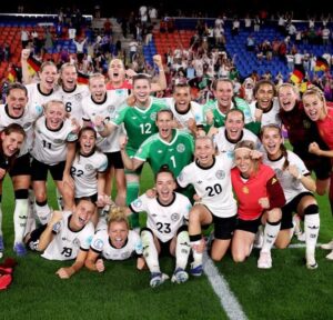 Giulia Gwinn Instagram - Es fällt mir immer noch schwer, die richtigen Worte zu finden. Manchmal muss man erst fühlen, bevor man Dinge in Worte fassen kann.
Das Aus im Halbfinale tut weh. Richtig weh.
Weil ich weiß, wie viel Herz in jedem einzelnen Spiel gesteckt hat.
Wie viel jede Einzelne von uns gegeben hat.
Wie viel dieses Team verdient gehabt hätte.

Ich stand ab dem ersten Spiel draußen &
konnte nicht selbst auf dem Platz eingreifen, 
aber ich habe alles gesehen.
Ein Team, das sich füreinander zerreißt.
Das sich nach jedem Rückschlag wieder aufrichtet.
Das die eigenen Grenzen immer wieder verschiebt.
Für die neben sich & für das große Ganze.
Ich habe gesehen, was es heißt, ein echtes WIR zu leben. ❤️

Und auch wenn wir für all das nicht mit einem Finale belohnt wurden….
Das, was wir als Team aufgebaut haben, ist größer als ein Ergebnis. Das ist das perfekte Fundament für die kommenden Jahre! 

Ich bin so stolz, ein Teil davon zu sein.
So dankbar, dieses Miteinander erlebt zu haben.
Diese Energie.
Diesen Zusammenhalt.
Das war besonders.
Und das wird bleiben & trägt uns weiter. 🖤❤️💛

Um es in Wolfgang Petrys Worten zu sagen… wir kommen wieder und „Wir machen’s nochmal!“ ❤️‍🔥