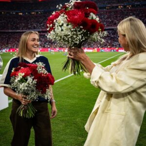 Giulia Gwinn Instagram - Danke! ❤️🤍 @fcbayern & @fcbfrauen 

😍🥇🎩 @stanwaygeorgia
