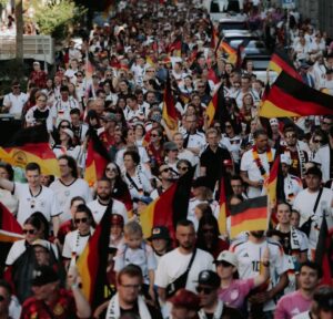 Giulia Gwinn Instagram - Es fällt mir immer noch schwer, die richtigen Worte zu finden. Manchmal muss man erst fühlen, bevor man Dinge in Worte fassen kann.
Das Aus im Halbfinale tut weh. Richtig weh.
Weil ich weiß, wie viel Herz in jedem einzelnen Spiel gesteckt hat.
Wie viel jede Einzelne von uns gegeben hat.
Wie viel dieses Team verdient gehabt hätte.

Ich stand ab dem ersten Spiel draußen &
konnte nicht selbst auf dem Platz eingreifen, 
aber ich habe alles gesehen.
Ein Team, das sich füreinander zerreißt.
Das sich nach jedem Rückschlag wieder aufrichtet.
Das die eigenen Grenzen immer wieder verschiebt.
Für die neben sich & für das große Ganze.
Ich habe gesehen, was es heißt, ein echtes WIR zu leben. ❤️

Und auch wenn wir für all das nicht mit einem Finale belohnt wurden….
Das, was wir als Team aufgebaut haben, ist größer als ein Ergebnis. Das ist das perfekte Fundament für die kommenden Jahre! 

Ich bin so stolz, ein Teil davon zu sein.
So dankbar, dieses Miteinander erlebt zu haben.
Diese Energie.
Diesen Zusammenhalt.
Das war besonders.
Und das wird bleiben & trägt uns weiter. 🖤❤️💛

Um es in Wolfgang Petrys Worten zu sagen… wir kommen wieder und „Wir machen’s nochmal!“ ❤️‍🔥