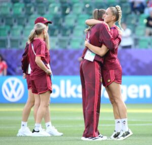 Giulia Gwinn Instagram - Es fällt mir immer noch schwer, die richtigen Worte zu finden. Manchmal muss man erst fühlen, bevor man Dinge in Worte fassen kann.
Das Aus im Halbfinale tut weh. Richtig weh.
Weil ich weiß, wie viel Herz in jedem einzelnen Spiel gesteckt hat.
Wie viel jede Einzelne von uns gegeben hat.
Wie viel dieses Team verdient gehabt hätte.

Ich stand ab dem ersten Spiel draußen &
konnte nicht selbst auf dem Platz eingreifen, 
aber ich habe alles gesehen.
Ein Team, das sich füreinander zerreißt.
Das sich nach jedem Rückschlag wieder aufrichtet.
Das die eigenen Grenzen immer wieder verschiebt.
Für die neben sich & für das große Ganze.
Ich habe gesehen, was es heißt, ein echtes WIR zu leben. ❤️

Und auch wenn wir für all das nicht mit einem Finale belohnt wurden….
Das, was wir als Team aufgebaut haben, ist größer als ein Ergebnis. Das ist das perfekte Fundament für die kommenden Jahre! 

Ich bin so stolz, ein Teil davon zu sein.
So dankbar, dieses Miteinander erlebt zu haben.
Diese Energie.
Diesen Zusammenhalt.
Das war besonders.
Und das wird bleiben & trägt uns weiter. 🖤❤️💛

Um es in Wolfgang Petrys Worten zu sagen… wir kommen wieder und „Wir machen’s nochmal!“ ❤️‍🔥