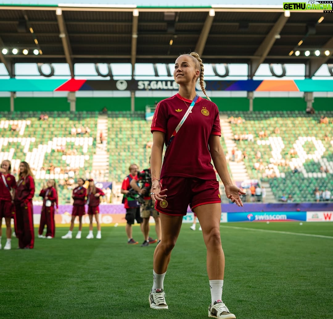Giulia Gwinn - 128.3K Likes - Es fällt mir immer noch schwer, die richtigen Worte zu finden. Manchmal muss man erst fühlen, bevor man Dinge in Worte fassen kann.
Das Aus im Halbfinale tut weh. Richtig weh.
Weil ich weiß, wie viel Herz in jedem einzelnen Spiel gesteckt hat.
Wie viel jede Einzelne von uns gegeben hat.
Wie viel dieses Team verdient gehabt hätte.

Ich stand ab dem ersten Spiel draußen &
konnte nicht selbst auf dem Platz eingreifen, 
aber ich habe alles gesehen.
Ein Team, das sich füreinander zerreißt.
Das sich nach jedem Rückschlag wieder aufrichtet.
Das die eigenen Grenzen immer wieder verschiebt.
Für die neben sich & für das große Ganze.
Ich habe gesehen, was es heißt, ein echtes WIR zu leben. ❤️

Und auch wenn wir für all das nicht mit einem Finale belohnt wurden….
Das, was wir als Team aufgebaut haben, ist größer als ein Ergebnis. Das ist das perfekte Fundament für die kommenden Jahre! 

Ich bin so stolz, ein Teil davon zu sein.
So dankbar, dieses Miteinander erlebt zu haben.
Diese Energie.
Diesen Zusammenhalt.
Das war besonders.
Und das wird bleiben & trägt uns weiter. 🖤❤️💛

Um es in Wolfgang Petrys Worten zu sagen… wir kommen wieder und „Wir machen’s nochmal!“ ❤️‍🔥