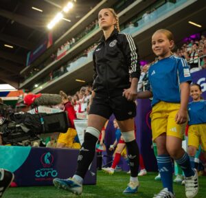 Giulia Gwinn Instagram - Es fällt mir immer noch schwer, die richtigen Worte zu finden. Manchmal muss man erst fühlen, bevor man Dinge in Worte fassen kann.
Das Aus im Halbfinale tut weh. Richtig weh.
Weil ich weiß, wie viel Herz in jedem einzelnen Spiel gesteckt hat.
Wie viel jede Einzelne von uns gegeben hat.
Wie viel dieses Team verdient gehabt hätte.

Ich stand ab dem ersten Spiel draußen &
konnte nicht selbst auf dem Platz eingreifen, 
aber ich habe alles gesehen.
Ein Team, das sich füreinander zerreißt.
Das sich nach jedem Rückschlag wieder aufrichtet.
Das die eigenen Grenzen immer wieder verschiebt.
Für die neben sich & für das große Ganze.
Ich habe gesehen, was es heißt, ein echtes WIR zu leben. ❤️

Und auch wenn wir für all das nicht mit einem Finale belohnt wurden….
Das, was wir als Team aufgebaut haben, ist größer als ein Ergebnis. Das ist das perfekte Fundament für die kommenden Jahre! 

Ich bin so stolz, ein Teil davon zu sein.
So dankbar, dieses Miteinander erlebt zu haben.
Diese Energie.
Diesen Zusammenhalt.
Das war besonders.
Und das wird bleiben & trägt uns weiter. 🖤❤️💛

Um es in Wolfgang Petrys Worten zu sagen… wir kommen wieder und „Wir machen’s nochmal!“ ❤️‍🔥