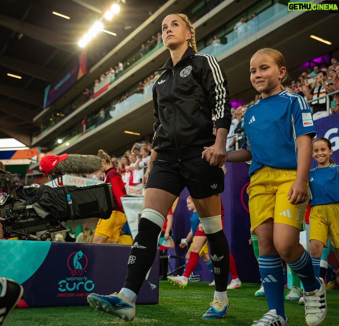 Giulia Gwinn - 128.3K Likes - Es fällt mir immer noch schwer, die richtigen Worte zu finden. Manchmal muss man erst fühlen, bevor man Dinge in Worte fassen kann.
Das Aus im Halbfinale tut weh. Richtig weh.
Weil ich weiß, wie viel Herz in jedem einzelnen Spiel gesteckt hat.
Wie viel jede Einzelne von uns gegeben hat.
Wie viel dieses Team verdient gehabt hätte.

Ich stand ab dem ersten Spiel draußen &
konnte nicht selbst auf dem Platz eingreifen, 
aber ich habe alles gesehen.
Ein Team, das sich füreinander zerreißt.
Das sich nach jedem Rückschlag wieder aufrichtet.
Das die eigenen Grenzen immer wieder verschiebt.
Für die neben sich & für das große Ganze.
Ich habe gesehen, was es heißt, ein echtes WIR zu leben. ❤️

Und auch wenn wir für all das nicht mit einem Finale belohnt wurden….
Das, was wir als Team aufgebaut haben, ist größer als ein Ergebnis. Das ist das perfekte Fundament für die kommenden Jahre! 

Ich bin so stolz, ein Teil davon zu sein.
So dankbar, dieses Miteinander erlebt zu haben.
Diese Energie.
Diesen Zusammenhalt.
Das war besonders.
Und das wird bleiben & trägt uns weiter. 🖤❤️💛

Um es in Wolfgang Petrys Worten zu sagen… wir kommen wieder und „Wir machen’s nochmal!“ ❤️‍🔥