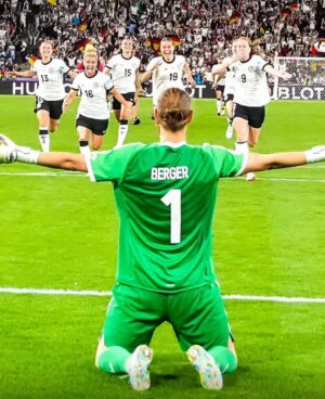 Giulia Gwinn Instagram - What an OUTSTANDING performance! DAS ist wahre Größe! 🚀🧤