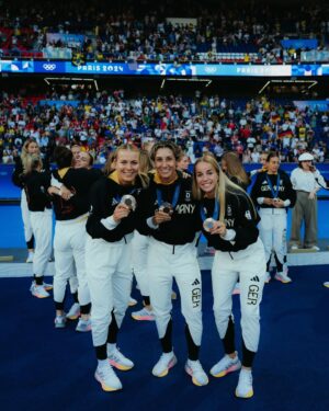 Giulia Gwinn Instagram - 𝗶𝘁’𝘀 𝗿𝗲𝗮𝗹 … 🫴🏼🥉