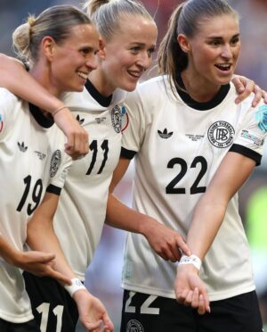 Giulia Gwinn Instagram - sooo viel Liebe für dieses Team & euch Fans❤️❤️