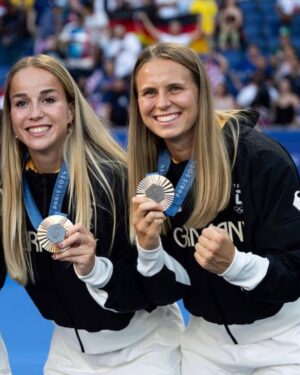 Giulia Gwinn Instagram - 𝗶𝘁’𝘀 𝗿𝗲𝗮𝗹 … 🫴🏼🥉