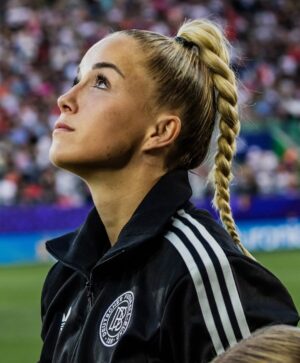 Giulia Gwinn Instagram - Fußball, du lässt einen fliegen und manchmal auch ganz tief fallen.
Kapitänin beim EM-Auftakt, voller Stolz, voller Glaube und Überzeugung.
So viel investiert, so groß geträumt.
Und dann zerfällt alles in Minuten.

Aber das Ziel bleibt dasselbe.
Jetzt heißt es: Energie bündeln, neu ausrichten und alles für dieses Team geben. Von außen. Für innen. 🇩🇪🔥
Ganz oder gar nicht! ❤️