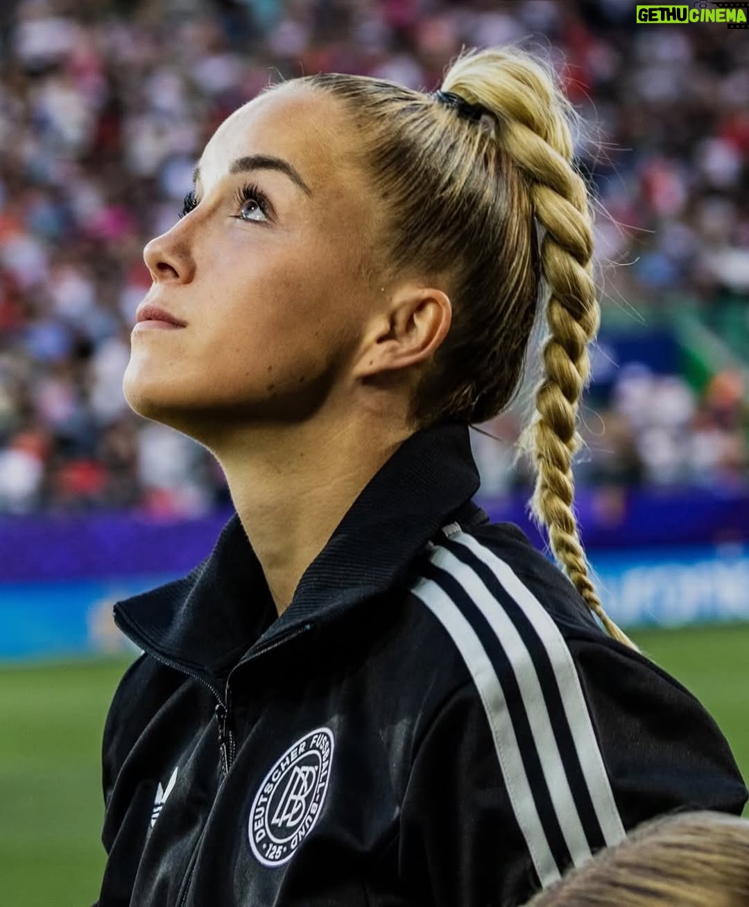 Giulia Gwinn - 177.7K Likes - Fußball, du lässt einen fliegen und manchmal auch ganz tief fallen.
Kapitänin beim EM-Auftakt, voller Stolz, voller Glaube und Überzeugung.
So viel investiert, so groß geträumt.
Und dann zerfällt alles in Minuten.

Aber das Ziel bleibt dasselbe.
Jetzt heißt es: Energie bündeln, neu ausrichten und alles für dieses Team geben. Von außen. Für innen. 🇩🇪🔥
Ganz oder gar nicht! ❤️