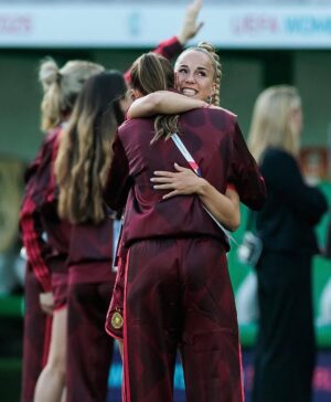 Giulia Gwinn Instagram - Fußball, du lässt einen fliegen und manchmal auch ganz tief fallen.
Kapitänin beim EM-Auftakt, voller Stolz, voller Glaube und Überzeugung.
So viel investiert, so groß geträumt.
Und dann zerfällt alles in Minuten.

Aber das Ziel bleibt dasselbe.
Jetzt heißt es: Energie bündeln, neu ausrichten und alles für dieses Team geben. Von außen. Für innen. 🇩🇪🔥
Ganz oder gar nicht! ❤️