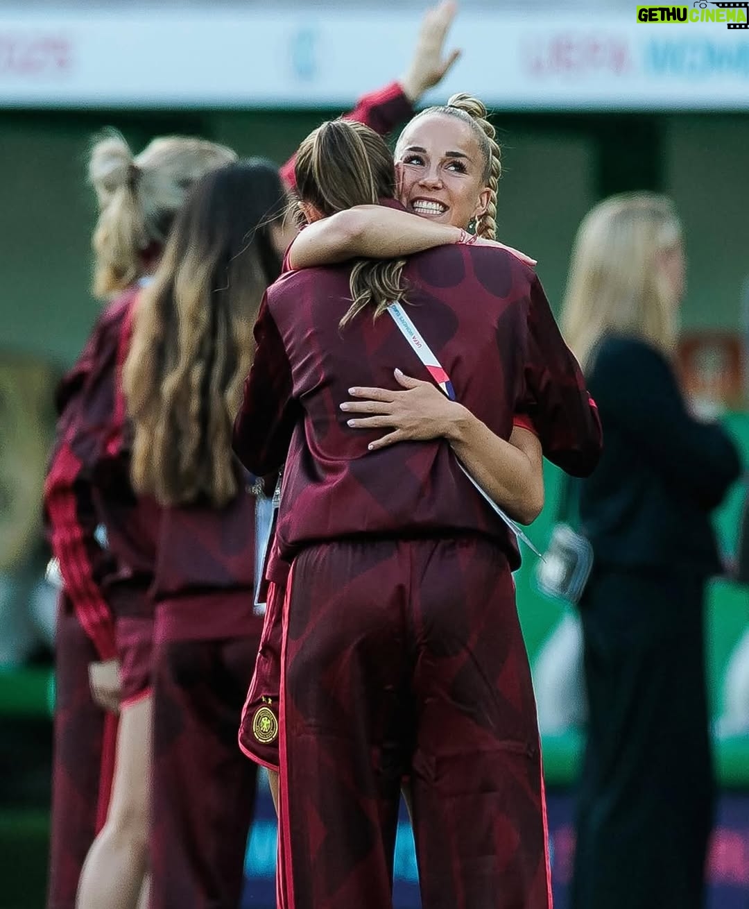 Giulia Gwinn - 177.7K Likes - Fußball, du lässt einen fliegen und manchmal auch ganz tief fallen.
Kapitänin beim EM-Auftakt, voller Stolz, voller Glaube und Überzeugung.
So viel investiert, so groß geträumt.
Und dann zerfällt alles in Minuten.

Aber das Ziel bleibt dasselbe.
Jetzt heißt es: Energie bündeln, neu ausrichten und alles für dieses Team geben. Von außen. Für innen. 🇩🇪🔥
Ganz oder gar nicht! ❤️