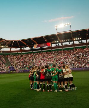 Giulia Gwinn Instagram - Fußball, du lässt einen fliegen und manchmal auch ganz tief fallen.
Kapitänin beim EM-Auftakt, voller Stolz, voller Glaube und Überzeugung.
So viel investiert, so groß geträumt.
Und dann zerfällt alles in Minuten.

Aber das Ziel bleibt dasselbe.
Jetzt heißt es: Energie bündeln, neu ausrichten und alles für dieses Team geben. Von außen. Für innen. 🇩🇪🔥
Ganz oder gar nicht! ❤️