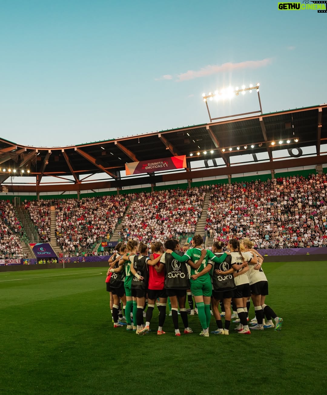 Giulia Gwinn - 177.7K Likes - Fußball, du lässt einen fliegen und manchmal auch ganz tief fallen.
Kapitänin beim EM-Auftakt, voller Stolz, voller Glaube und Überzeugung.
So viel investiert, so groß geträumt.
Und dann zerfällt alles in Minuten.

Aber das Ziel bleibt dasselbe.
Jetzt heißt es: Energie bündeln, neu ausrichten und alles für dieses Team geben. Von außen. Für innen. 🇩🇪🔥
Ganz oder gar nicht! ❤️