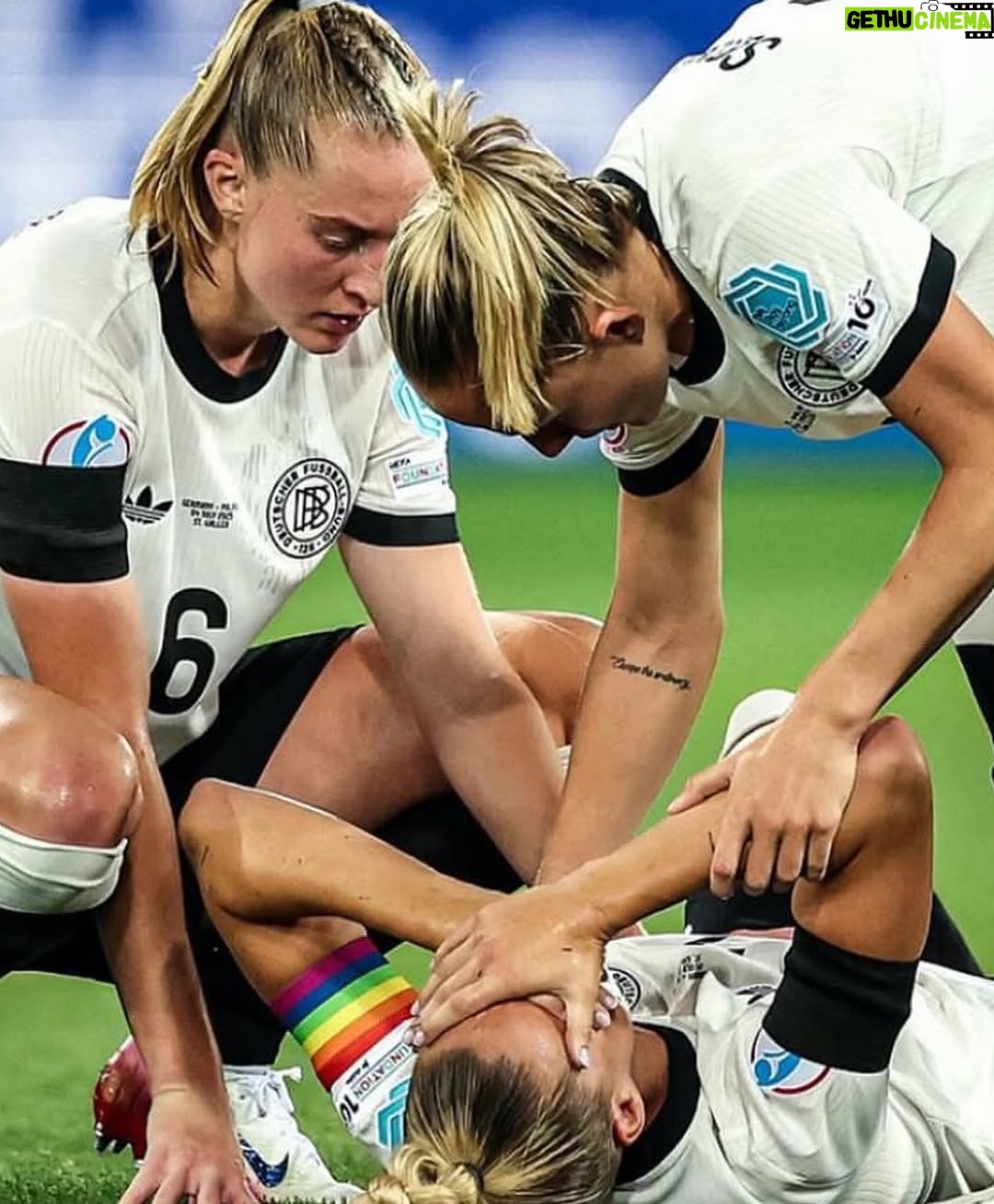 Giulia Gwinn - 177.7K Likes - Fußball, du lässt einen fliegen und manchmal auch ganz tief fallen.
Kapitänin beim EM-Auftakt, voller Stolz, voller Glaube und Überzeugung.
So viel investiert, so groß geträumt.
Und dann zerfällt alles in Minuten.

Aber das Ziel bleibt dasselbe.
Jetzt heißt es: Energie bündeln, neu ausrichten und alles für dieses Team geben. Von außen. Für innen. 🇩🇪🔥
Ganz oder gar nicht! ❤️