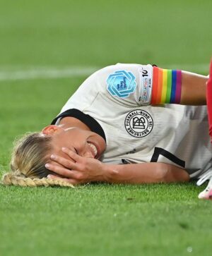 Giulia Gwinn Instagram - Fußball, du lässt einen fliegen und manchmal auch ganz tief fallen.
Kapitänin beim EM-Auftakt, voller Stolz, voller Glaube und Überzeugung.
So viel investiert, so groß geträumt.
Und dann zerfällt alles in Minuten.

Aber das Ziel bleibt dasselbe.
Jetzt heißt es: Energie bündeln, neu ausrichten und alles für dieses Team geben. Von außen. Für innen. 🇩🇪🔥
Ganz oder gar nicht! ❤️