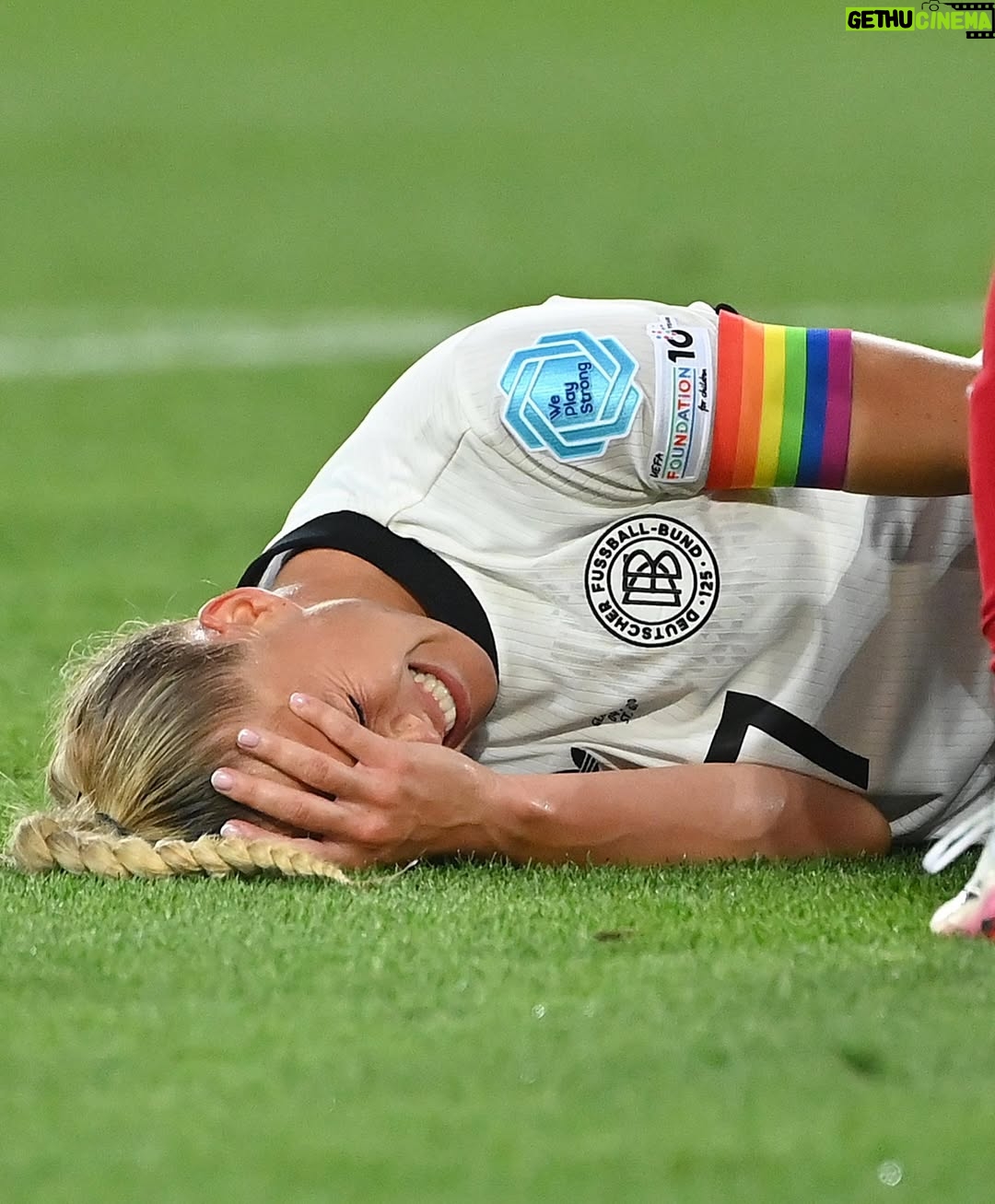 Giulia Gwinn - 177.7K Likes - Fußball, du lässt einen fliegen und manchmal auch ganz tief fallen.
Kapitänin beim EM-Auftakt, voller Stolz, voller Glaube und Überzeugung.
So viel investiert, so groß geträumt.
Und dann zerfällt alles in Minuten.

Aber das Ziel bleibt dasselbe.
Jetzt heißt es: Energie bündeln, neu ausrichten und alles für dieses Team geben. Von außen. Für innen. 🇩🇪🔥
Ganz oder gar nicht! ❤️