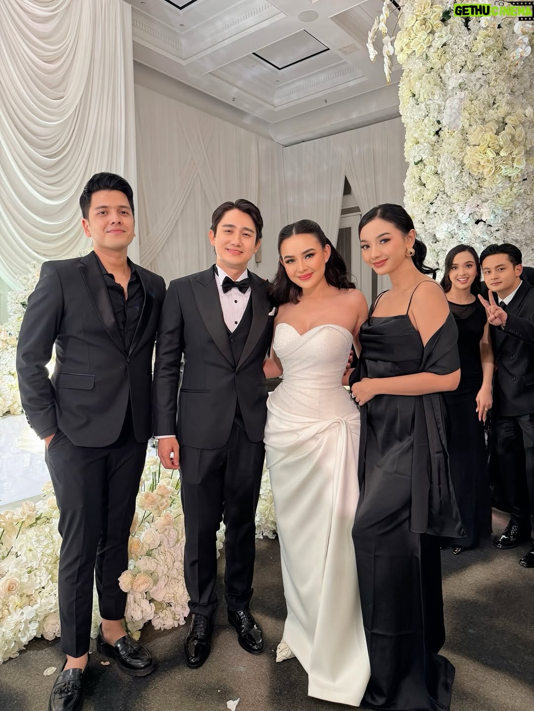 Glenca Chysara - 584.3K Likes - Selamat menempuh hidup baru @amandamanopo & @kennyauztin 🤍
semoga kalian selalu saling menjadi rumah.
semoga Tuhan selalu merawat cinta kalian.
SAAAAH 💍🤍
