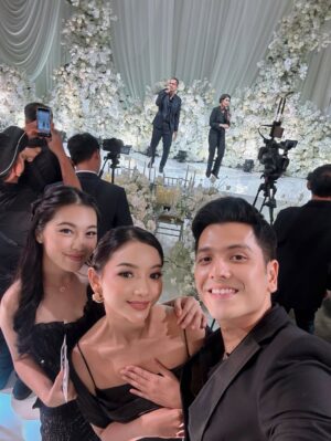 Glenca Chysara Instagram - Selamat menempuh hidup baru @amandamanopo & @kennyauztin 🤍
semoga kalian selalu saling menjadi rumah.
semoga Tuhan selalu merawat cinta kalian.
SAAAAH 💍🤍