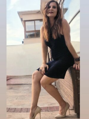 Goncagül Sunar Instagram - 1. fotoğraf : boyum çok uzun olduğu için fotoğrafa sığmaya çalışıyorum😅
2. fotoğraf : hmm.. peki canım 🤔
3.fotoğraf : madem öyle, hadi bakalım 🤨