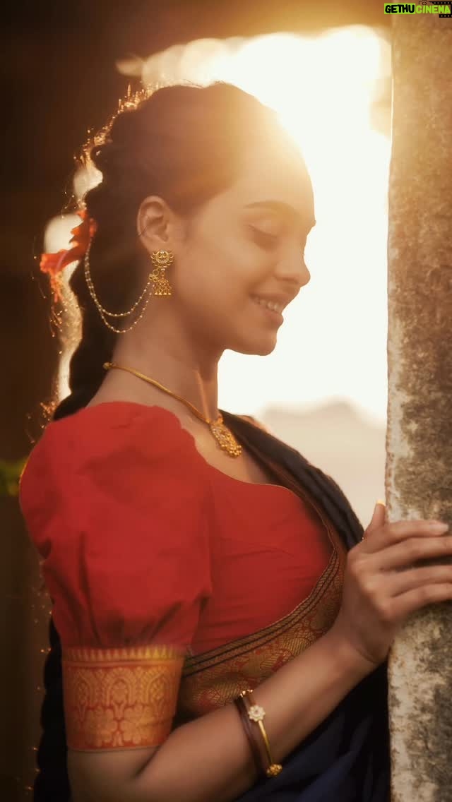 Gopika Udayan - 14.7K Likes - 🌺

 
Captured by @pramodcaptures 
Stylist @amruthavarshini_08 
Outfit @uppalavaishnavi_official 
Jewelry @emmadi_silver_jewellery
Make up @vadhuvu_makeup_by_nishamekala