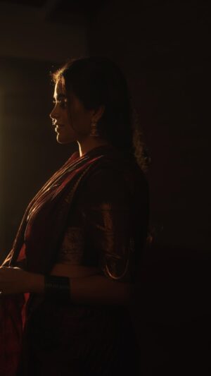 Gowri shruthi Instagram - ನಗುವ ನಯನ ಮಧುರ ಮೌನ ✨🪷
.
.
Shot by : @dhiraj_kishore @ajshetty 
Edited by : @dhiraj_kishore 
This beautiful saree by : @mirraclothing 
@taapra_jewels 
@houseofpillarsofficial 

#ᴋᴀɴɴᴀᴅᴀsᴏɴɢs #retro #naguvanayana