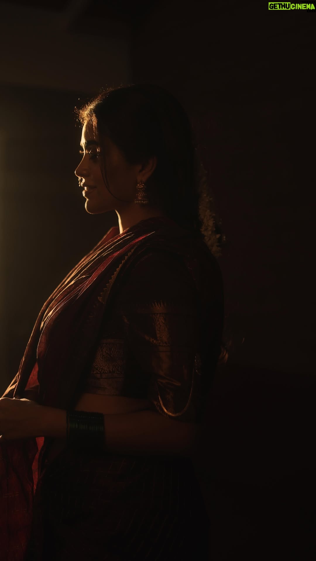 Gowri shruthi - 101.6K Likes - ನಗುವ ನಯನ ಮಧುರ ಮೌನ ✨🪷
.
.
Shot by : @dhiraj_kishore @ajshetty 
Edited by : @dhiraj_kishore 
This beautiful saree by : @mirraclothing 
@taapra_jewels 
@houseofpillarsofficial 

#ᴋᴀɴɴᴀᴅᴀsᴏɴɢs #retro #naguvanayana