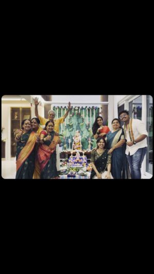 Gowri shruthi Instagram - ನಮ್ಮ ವರಮಹಾಲಕ್ಷ್ಮಿ ♥️✨
.
.
Thanks to everyone who came and made our Varamahalakshmi the most memorable one 🥰
.
Also ! 
Waited a day to post this video because this was Beautifully captured and edited by my dear daughter @_keerthi__krishna 😘