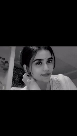Gowri shruthi Instagram - Looking at you looking at me 👀 🖤
.
.
.
#snehithane #blacknwhite #melody