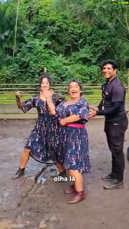Grace Gianoukas - 32.5K Likes - Confiram os bastidores da cena que foi ao ar ontem, em #ÊtaMundoMelhor!  Com minha querida Lali Nascimento fazendo o tombo mais perigoso.

Tá na lama é pra se sujar, né? 

#gracegianoukas #novela #tvglobo