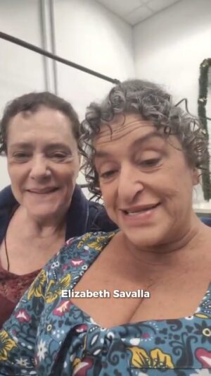 Grace Gianoukas Instagram - Eu e Boca de Fogo, quer dizer, eu e a maravilhosa @elizabethsavala esperando pra gente fazer o que mais gosta: gravar "Êta Mundo Melhor!".

#gracegianoukas #elizabethsavalla #novela