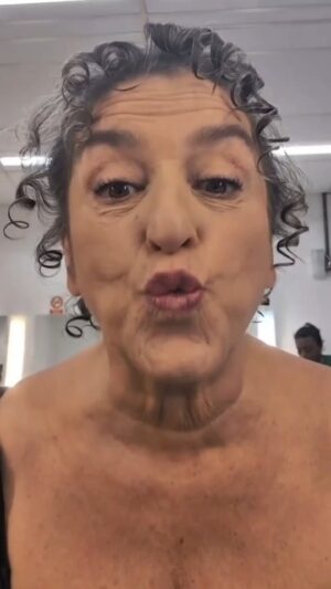 Grace Gianoukas Instagram - Nos bastidores de "Êta Mundo Melhor", a equipe incrível que me prepara para viver Jocasta. Amo! 

#ÊtaMundoMelhor #gracegianoukas #novela #bastidores