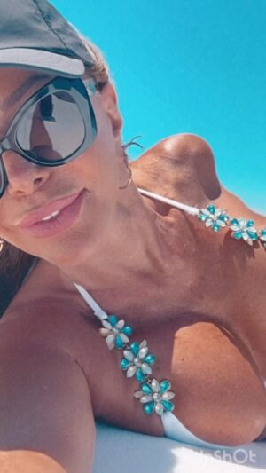 Graciela Alfano Instagram - Comparto con Uds este día en el barco, disfrutando del sol y celebrando la Vida y el Amor!
Nada puede detenernos cuando la voluntad de ser feliz y agradecer es fuerte.
Los amo y los bendigo❤️❤️❤️❤️❤️❤️❤️❤️❤️❤️❤️#swimwear #beach #travel #fashion #puntadeleste #gorriti #boat
Estilismo @cristianreystyle @capozzolojime @oscarmuletok