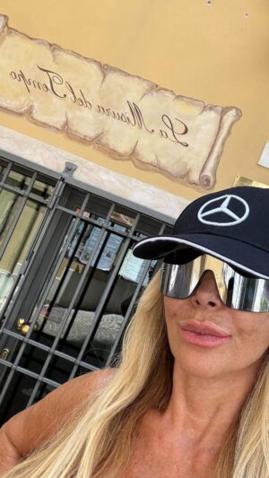 Graciela Alfano Instagram - 🩷Vivir la Vida como una Gran Aventura, donde vamos livianos, construyendo a cada momento nuevos recuerdos.
Comparto estas hermosas imágenes de Salo, Italia.
Los llevo conmigo, los quiero y los bendigo
🩷🩷🩷🩷🩷🩷🩷🩷🩷🩷🩷🩷🩷🩷🩷🩷🩷
Estilismo. @capozzolojime
Hair stylist. @cristianreystyle
Make up artist. @oscarmuletok
@prada. @w.ivana.ok @mercedesbenz @mercedesbenzarg
@diorbeauty @fendi
#viajes. #lugares #lifestyle #Salo