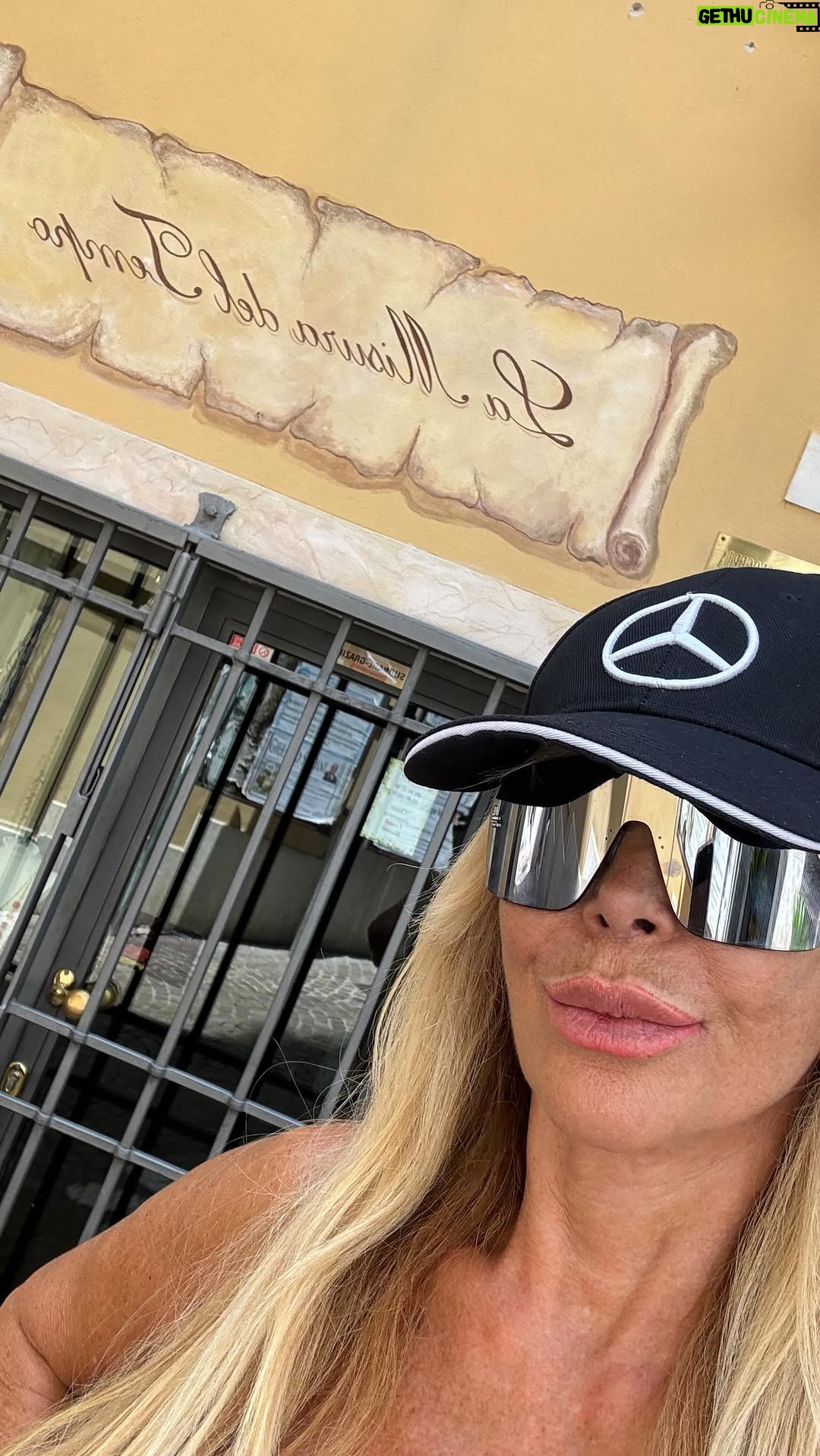 Graciela Alfano - 28.3K Likes - 🩷Vivir la Vida como una Gran Aventura, donde vamos livianos, construyendo a cada momento nuevos recuerdos. 
Comparto estas hermosas imágenes de Salo, Italia.
Los llevo conmigo, los quiero y los bendigo
🩷🩷🩷🩷🩷🩷🩷🩷🩷🩷🩷🩷🩷🩷🩷🩷🩷
Estilismo. @capozzolojime 
Hair stylist. @cristianreystyle 
Make up artist. @oscarmuletok 

@prada. @w.ivana.ok @mercedesbenz @mercedesbenzarg
@diorbeauty @fendi 

#viajes. #lugares #lifestyle  #Salo
