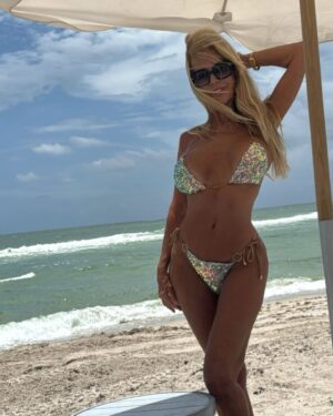Graciela Alfano Instagram - Buen día todos! Increíble como en los segundos que se hicieron estas fotos sale el sol, se nubla y vuelve a salir. Así de impermanente el clima.
Y les comparto algunas de mis máximas que me ayudaron a superarme:
#1 Nunca va a criticarte alguien que hace mas que vos.
Siempre te criticará quien hace menos.
Pues que se mueva y deje de mirar tu vida!
#2 Un ganador es un perdedor que lo intentó una vez más, No te quedes en el camino y rodéate de gente que te motive y crea en vos.
#3 La gente se enoja mucho cuando no deja que la utilices. Ya se les va a pasar! Jajaja
#4 No publiques todos tus logros hasta que se concreten. Que piensen que no tenes futuro.
No todo el mundo está feliz con tu progreso.
#5 Cuando te volves perezoso, es una falta de respeto a quienes creen en vos y te apoyan.
A moverse!
#6 Seis meses de trabajo arduo, concentración, constancia y disciplina pueden cambiar tu vida para siempre!
Los quiero como siempre ❤️❤️❤️❤️❤️❤️❤️❤️
#motivation #beach #swimwear #motivationalquotes