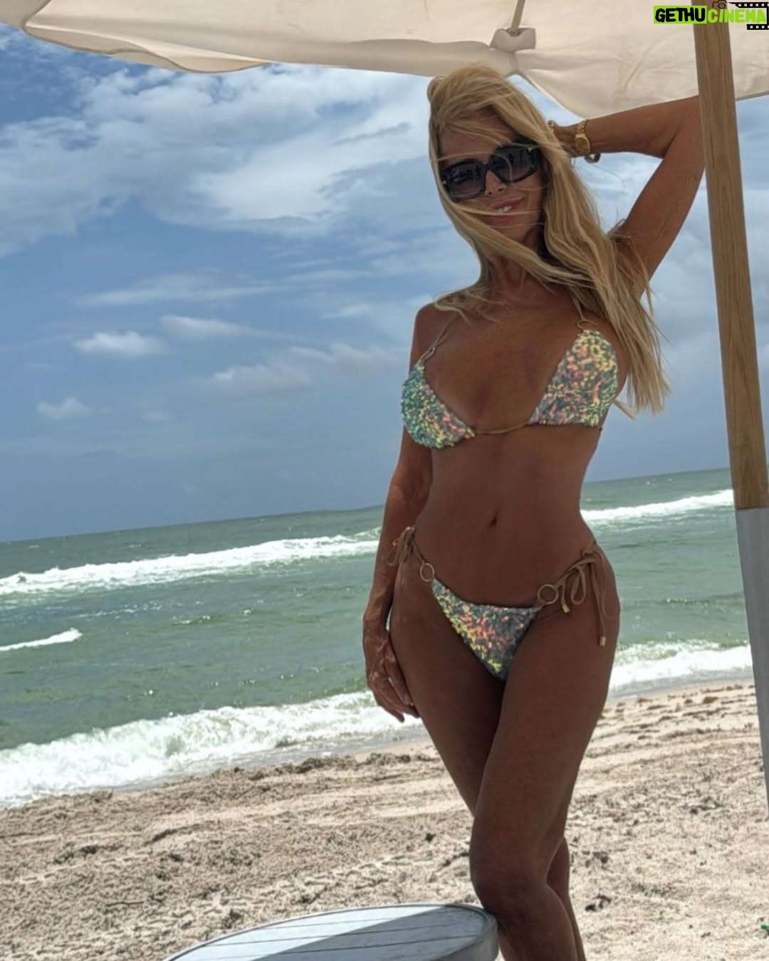 Graciela Alfano - 38.9K Likes - Buen día todos! Increíble como en los segundos que se hicieron estas fotos sale el sol, se nubla y vuelve a salir. Así de impermanente el clima.
Y les comparto algunas de mis máximas que me ayudaron a superarme:

#1 Nunca va a criticarte alguien que hace mas que vos.
Siempre te criticará quien hace menos.
Pues que se mueva y deje de mirar tu vida!
#2 Un ganador es un perdedor que lo intentó una vez más, No te quedes en el camino y rodéate de gente que te motive y crea en vos.
#3 La gente se enoja mucho cuando no deja que la utilices. Ya se les va a pasar! Jajaja 
#4 No publiques todos tus logros hasta que se concreten. Que piensen que no tenes futuro.
No todo el mundo está feliz con tu progreso.
#5 Cuando te volves perezoso, es una falta de respeto a quienes creen en vos y te apoyan.
A moverse!
#6 Seis meses de trabajo arduo, concentración, constancia y disciplina pueden cambiar tu vida para siempre!
Los quiero como siempre ❤️❤️❤️❤️❤️❤️❤️❤️

#motivation #beach #swimwear #motivationalquotes