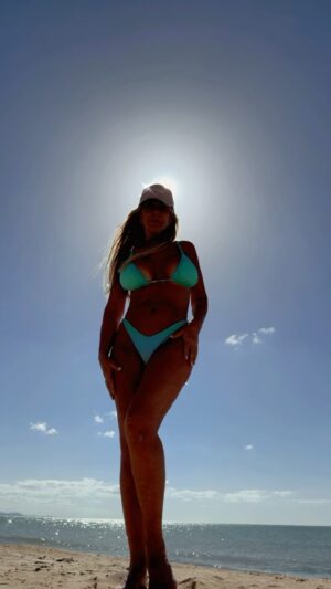 Graciela Alfano Instagram - Pintó moverse así hoy. Muy slow motion, sintiendo cada milímetro de mi cuerpo mientras me muevo.
Prueben, es toda una experiencia!
Los quiero y los bendigo ❤️❤️❤️❤️❤️❤️
#playa #beach #swimsuits #trajedebaño #swimwear