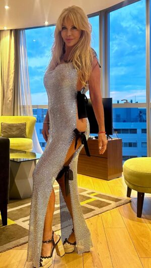 Graciela Alfano Instagram - 🩷Nada debajo!🌹🌹🌹🌹🌹🌹🌹🌹🌹🌹🌹
Es el momento de usar un vestido así donde la dieta saludable, el ejercicio continuo y la disciplina del cuidado del cuerpo valieron el esfuerzo.
Y la Salud y la Alegría y las Ganas de Celebrar!!
Disfruten y Vivan al tope !!!🩷🩷🩷🩷🩷🩷🩷
Los amo y los bendigo🩷🩷🩷🩷🩷🩷🩷🩷🩷🩷🩷🩷🩷🩷🩷🩷🩷🩷🩷🩷🩷🩷🩷🩷🩷🩷🩷🩷🩷🩷
estilismo: @capozzolojime @cristianreystyle @oscarmuletok
@elianadresses @gucci @prada @diorbeauty @kerastase_official
#fashion #fashiongram #fashiondesigner #fashionista #viral