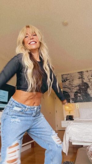 Graciela Alfano Instagram - Nada puede ser un impedimento para disfrutar el ESTAR VIVOS. Solo necesitamos nuestro ser, nuestra energía y la creatividad para hacer de cada momento una celebración!
Y que el caos gire a nuestro alrededor sin tocar nuestra Alma ni nuestro equilibrio.
Los amo y los bendigo con infinita alegría
💖💖💖💖💖💖💖💖💖💖💖💖
#motivationalvideos #motivation #dance