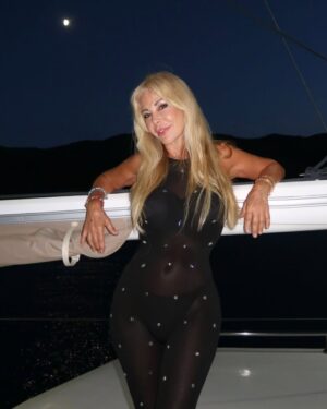 Graciela Alfano Instagram - 🌝Comparto esta Noche de luna en el mar que me pone romántica y me hace soñar.
A Uds les pasa lo mismo?
Con quien les gustaría pasar una noche de luna ?
Todo vale si se trata de soñar
Los quiero y los extraño 🩷🩷🩷🩷🩷🩷🩷🩷🩷
Estilismo: @capozzolojime
Hair stylist: @cristianreystyle
Make up: @oscarmuletok
#viajes #destinos #turismo #travelphotography #travelworld #travel