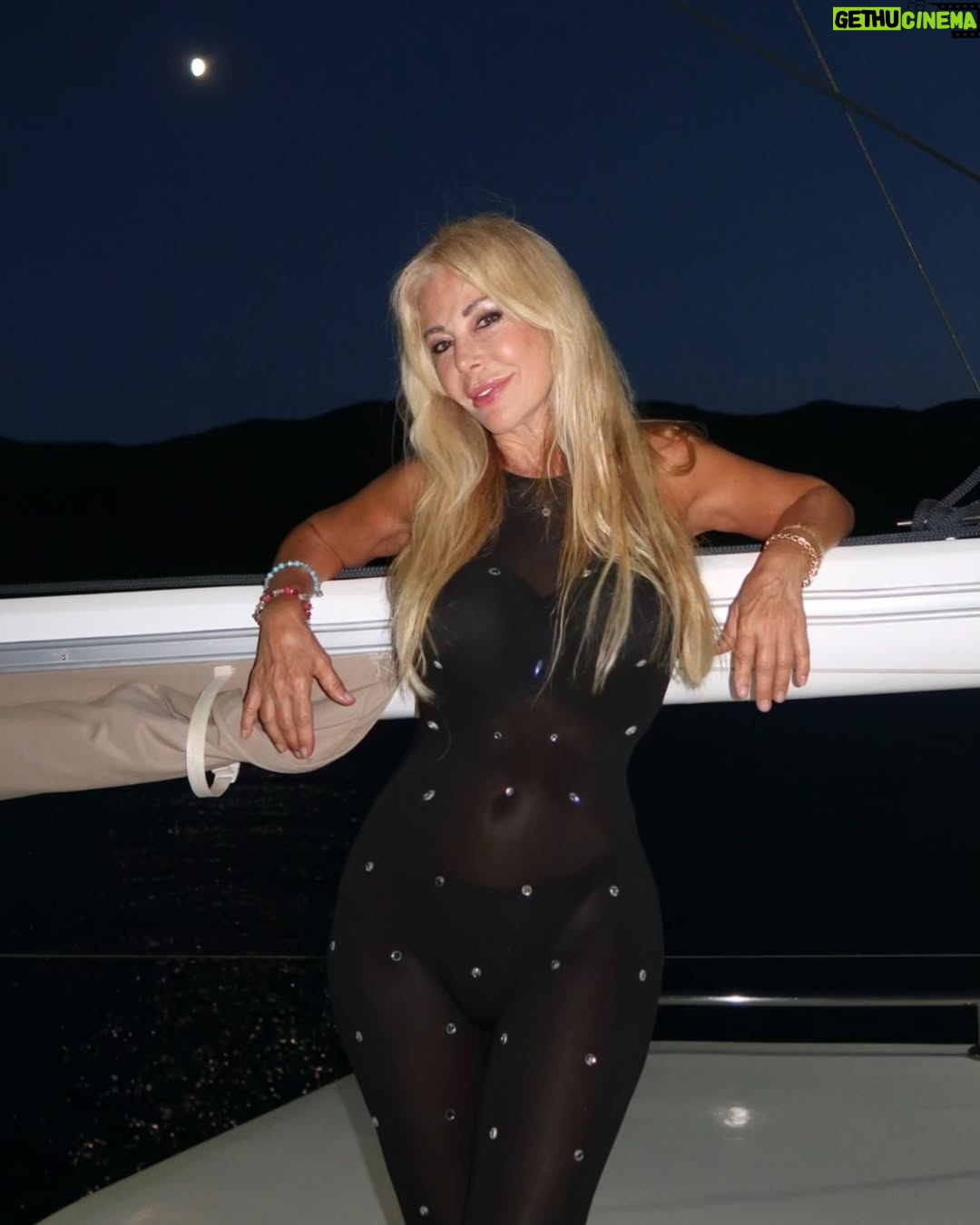 Graciela Alfano - 71.3K Likes - 🌝Comparto esta Noche de luna en el mar que me pone romántica y me hace soñar.
A Uds les pasa lo mismo?
Con quien les gustaría pasar una noche de luna ?
Todo vale si se trata de soñar
Los quiero y los extraño 🩷🩷🩷🩷🩷🩷🩷🩷🩷

Estilismo: @capozzolojime 
Hair stylist: @cristianreystyle 
Make up: @oscarmuletok 

#viajes #destinos #turismo #travelphotography #travelworld #travel